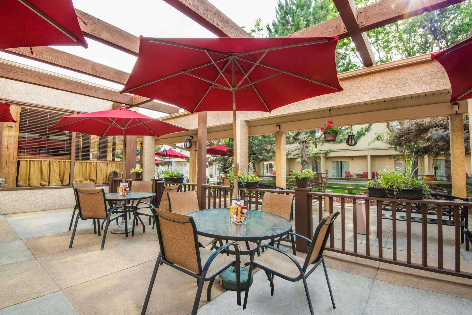 Ramada By Wyndham Denver Downtown Экстерьер фото