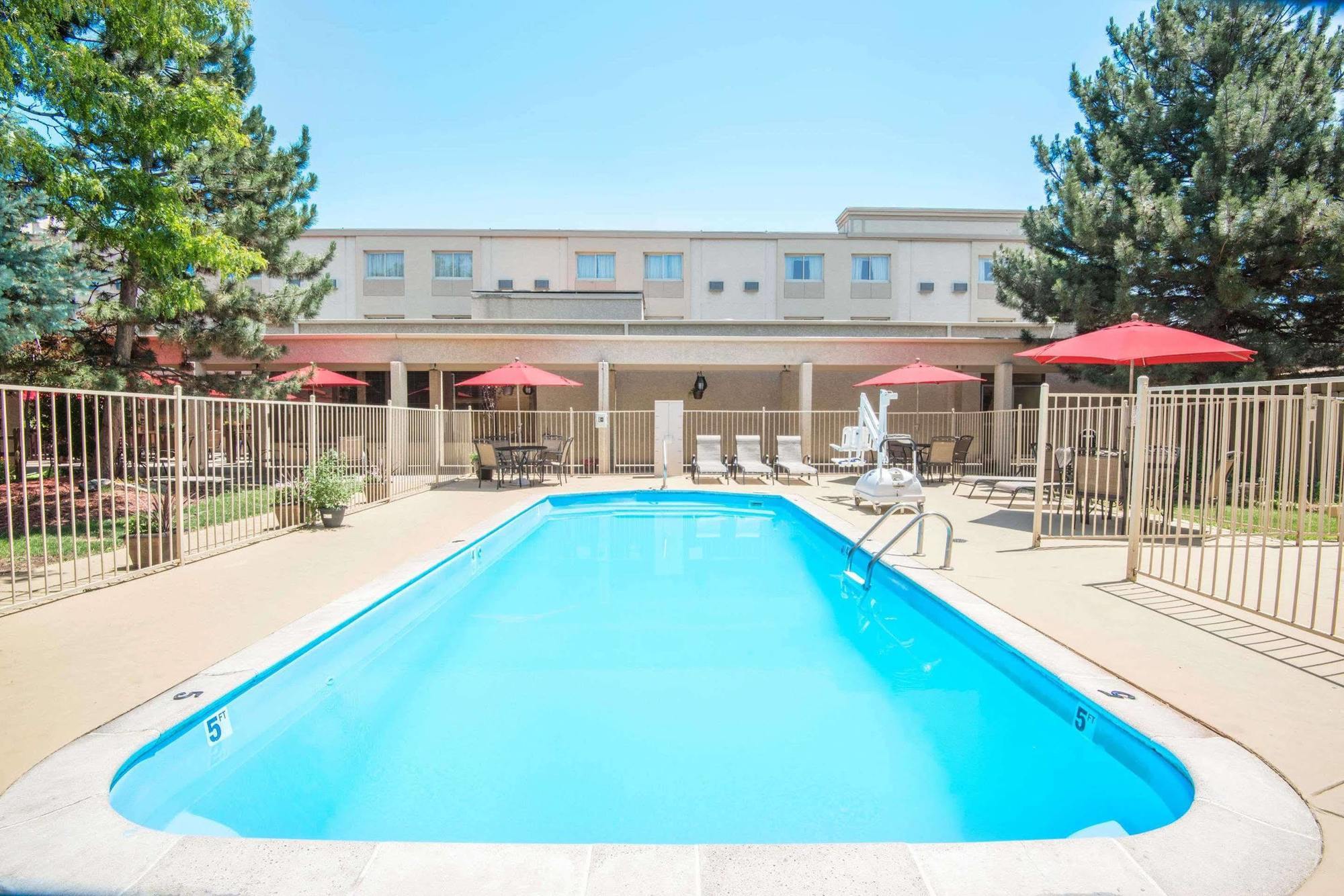 Ramada By Wyndham Denver Downtown Экстерьер фото