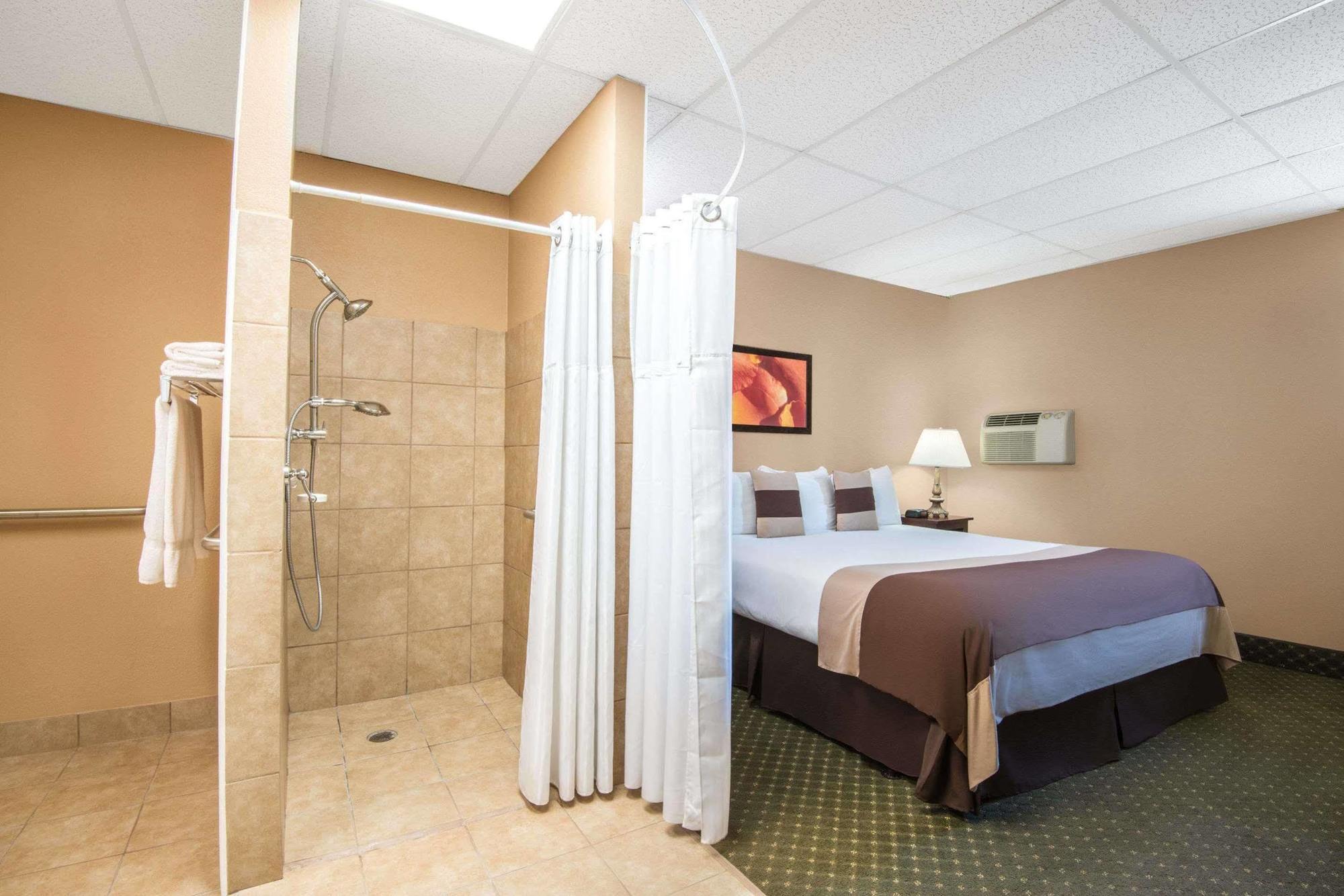 Ramada By Wyndham Denver Downtown Экстерьер фото